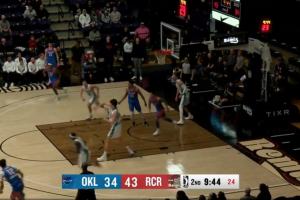 大局观这一块！杨瀚森收篮板炮弹长传送队友上空篮！