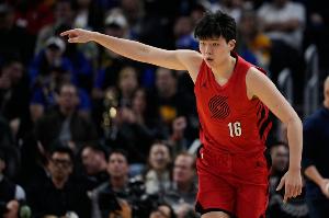 拓记：杨瀚森在G联赛和NBA都越来越适应了 对位亚当斯是宝贵经验