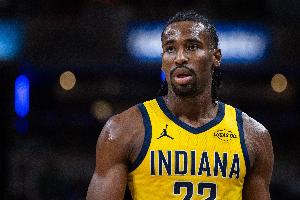 神来之笔！内史密斯冲击内线 对抗防守失衡强投打成2+1