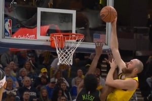 泰山压顶！赫夫接球顺下 力压米西起飞单臂暴力隔扣