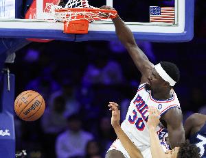 肆虐篮筐！博纳切入接球双手暴力拽筐砸扣