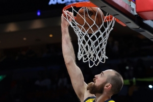 活力十足！赫夫连续冲击内线暴扣得手 两节半砍24分创生涯新高