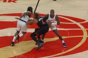 关键球！邓恩掩护撞到巴恩斯&裁判吹掩护犯规 快船挑战失败