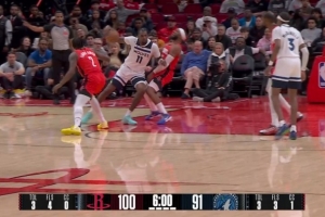 赚到！奥科吉被里德顶翻吹防守犯规 火箭挑战成功改进攻犯规