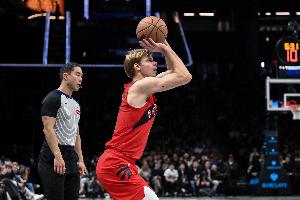 满场飞奔！迪克10中6&三分6中3得到15分7篮板 表现积极抢3前场板