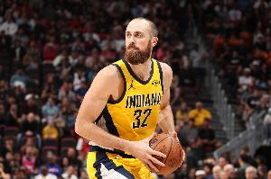 内线巨兽已在阵中！赫夫半场10中8高效砍下18分7板1助1断1帽