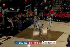 小杨血帽昔日的16号秀！杨瀚森血帽扎伊尔·史密斯的扣篮！