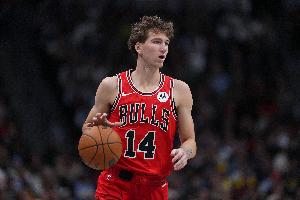 辣眼睛！布泽利斯半场8中1得8分&空篮扣飞 怀特半场6中1得3分