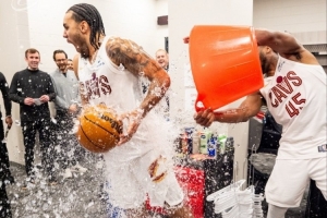 39分生涯之夜！泰森赛后获得比赛用球 米切尔向其泼水庆祝