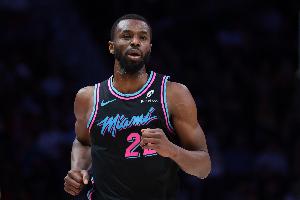 美记：雄鹿愿意在交易中接受长期合同 如维金斯、小桥、格兰特等