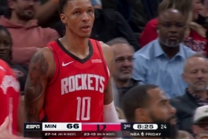 终于开张！小贾巴里·史密斯强突戈贝尔上篮2+1 本场个人首分！