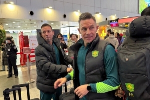 球迷晒照：原成都蓉城教练汉斯、罗德里戈随北京国安出发冬训