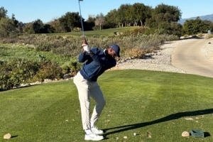 今天没比赛！詹姆斯更新社媒晒出自己打高尔夫球与冰浴恢复照