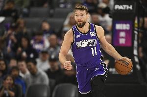 状态很是不错！小萨时隔27场比赛复出 半场10分钟拿到8分5板