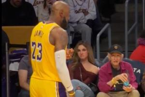 秒变嫌弃脸！美媒放大场边镜头：女球迷被詹姆斯抠鼻子恶心到了