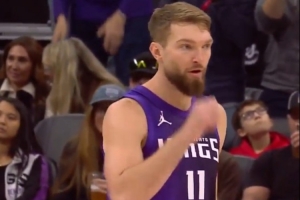 欢迎回来！小萨复出&国王生涯首次替补登场 全场观众欢呼鼓掌！