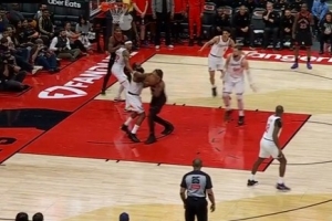 稳准狠！哈登篮下防守好帽切球并打到对方身上拿回球权