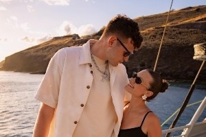 克林根祝女友生日快乐：22岁生日快乐 感激你为我们所做的一切