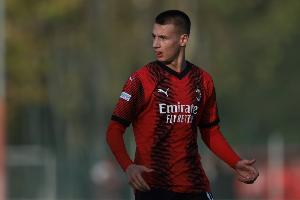 斯基拉：卡马达未来几天内从莱切返回米兰，下半赛季将留队效力