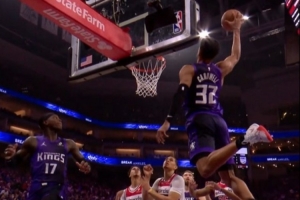 突然就要花？施罗德突破助飞考德威尔单臂空接砸扣 国王轰15-0！