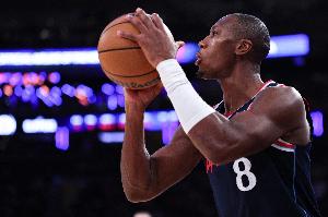 得靠我顶着？邓恩半场4中3得10分并列队内最高 三分2中2&罚球2中2