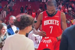 优质偶像！杜兰特赛后与对手、队友、球迷互动 迟迟未离开