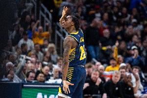 一飞冲天！沃克突破送抛传 昆顿-杰克逊起飞空接双手暴扣