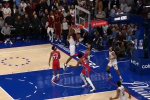 泰森助攻莫布里扣篮准绝杀！马克西超远三分反绝杀不进