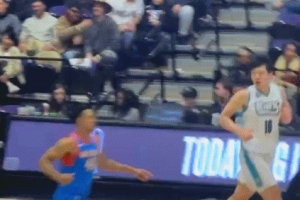 当背景了！队友被过干净了 杨瀚森补防被扎伊尔·史密斯隔扣