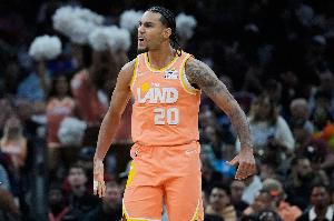 泰山压顶！泰森溜底线切入接球单臂砸扣恩比德