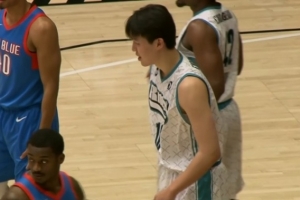 开场就被吹了！杨瀚森开场跳球出现违例