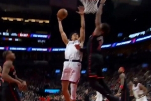 奋力反击！哈登传射建功&桑德斯两罚全中 快船12-2反超比分